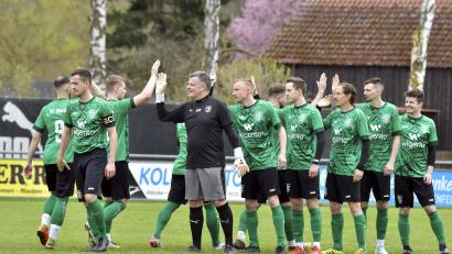 Archivbild: Hubert Ziegler
Die Spieler des 1. FC Rieden klatschen sich vor dem Anpfiff ab. Zu Gast ist der SV Sulzbach/Donau.