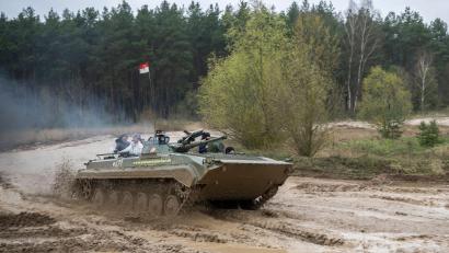 Bild: Hannes P. Albert/dpa
Mit einem Schützenpanzer über den Übungsplatz in Steinhöfel. Auf dem Gelände der Panzerfahrschule Heyse können Zivilisten mit ehemaligen Militärfahrzeugen fahren.