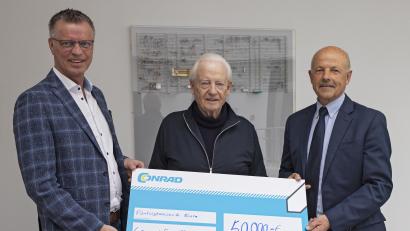 Bild: Michael C. Geiss/exb
Zur Unterstützung der Sportvereine in diesem Jahr durch die Conrad-Sportförderung überreichte Klaus Conrad (Mitte) einen Scheck der Firma Conrad Electronic in Höhe von 50.000 Euro an den Schatzmeister, Bürgermeister Hermann Falk (links), und an den ehrenamtlichen Geschäftsführer, Günter Simmerl.