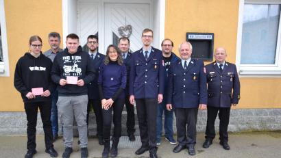 Bild: gi
Die Feuerwehr Etzgersrieth wird die nächsten drei Jahre von dieser Vorstandschaft mit Matthias Balk (Vierte von rechts) an der Spitze geführt. Dazu gratulierten Kreisbrandinspektor Martin Weig (rechts) und zweiter Bürgermeister Bernhard Rom (Zweiter von links).