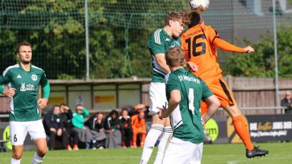 Bild: Dieter Jäschke
Der SV Mitterteich stand am Freitagabend auf verlorenem Posten und zog bei Spitzenreiter TSV Neudrossenfeld mit 0:4 den Kürzeren. Bereits das Hinrundenspiel hatte der SVM mit 1:2 verloren (Szene).
