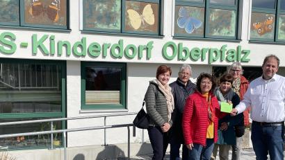 Bild: Maria Schlögl/exb
Der Frauenbund Oberköblitz überreichte dem SOS-Kinderdorf Immenreuth eine Spende in Höhe von 400 Euro.