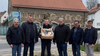 Bild: Stadt Schönsee/exb
Die VG-Bürgermeister bedankten sich bei PI-Leiter Dominik Höfner für die zwar kurze, aber gute Zusammenarbeit. Im Bild (von links) Josef Fleißer, Reinhard Kreuzer, Dominik Höfner, Geschäftsleiter Matthias Jeitner, Manfred Dirscherl und Gerald Reiter.