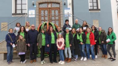 Bild: rn
Frohe Gesichter gibt es, als Carolina Ulm (Mitte) „schwere“ Briefumschläge verteilte.