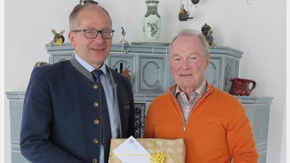Bild: jzk
Erster Bürgermeister Roman Schäffler (links) ließ es sich nicht nehmen, Klaus Hufnagel persönlich und im Namen aller Bürgerinnen und Bürger der Stadt Kemnath zu seinem 80. Geburtstag zu gratulieren.