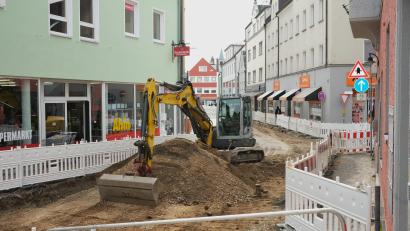 Bild: Hirsch
Der nördliche Teil der Bahnhofstraße in Schwandorf wird derzeit saniert und erhält als Belag ein Granitpflaster.