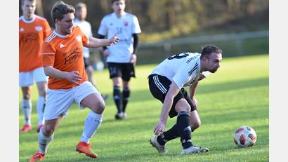 Bild: A. Schwarzmeier
Mit einem 2:0-Sieg im Gepäck kehrte der SC Luhe-Wildenau vom Nachholspiel beim TSV Detag Wernberg zurück. Am Sonntag müssen Tobias Guber (rechts) und Co. erneut in Wernberg antreten, diesmal beim FC.