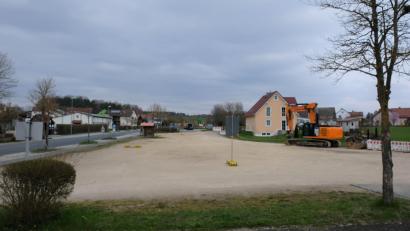 Bild: do
Im Rahmen des Kanalleitungsbaues ist in der Eschenbacher Straße in Kürze mit Behinderungen und mit Verkehrsumleitungen zu rechnen. Die Freifläche gegenüber dem SC-Sportgelände steht Parkern wegen der Lagerung von Baumaterialien nicht mehr zur Verfügung.