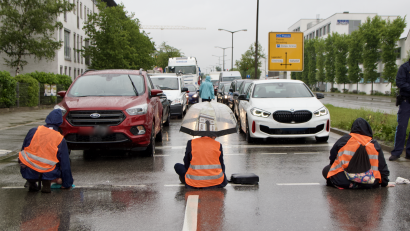 Archivbild: Michael Bothner
Zwei Stunden lang haben Aktivisten im Juni 2022 eine Kreuzung in Regensburg blockiert. Nun stehen sie vor Gericht.