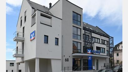 Bild: gf
Im neuen Gebäude der VR-Bank Amberg-Sulzbach in der Regensburger Straße in Amberg sind neben den Bankräumen auch Penthouse-Wohnungen sowie die Katholische Jugendfürsorge der Diözese Regensburg beheimatet.