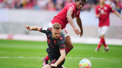 Bild: Thomas Frey/dpa
Bayern-Münchens Joshua Kimmich (vorn) und der Mainzer Leandro Barreiro Martins kämpfen um den Ball.