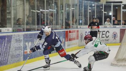 Bild: Tobias Neubert
Nardo Nagtzaam (links) und die Blue Devils Weiden stehen nach der Heimniederlage im zweiten Play-off-Finale am Sonntag bei den Starbulls Rosenheim schon unter Druck.