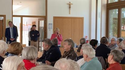 Bild: Silvia Beck/exb
Notar Dr. Anton Wiedemann (links) informierte die Senioren unter anderem zum Thema Vorsorgevollmacht. Bürgermeister Peter Neumeier (Mitte) und Seniorenbeauftragte Gabriele Beck (rechts) freuten sich über das große Interesse an dem Vortrag.