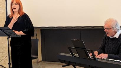 Bild: eib
Sängerin Kristina Kubová (links) an der Prager Staatsoper wird vom Komponisten Daniel Dobiáš am E-Piano begleitet.