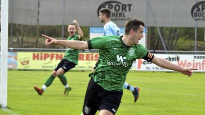 Bild: Hubert Ziegler
Patrick Hosch (vorne) in Jubelpose: Der Kapitän des FC Rieden machte kurz vor der Halbzeit das 1:0 für seine Mannschaft, links hinten freut sich Florian Holfelder, Torschütze zum 2:0, mit seinem Mannschaftskollegen.