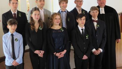 Bild: adj
Mit Pfarrer Ulrich Gruber feieren die Kinder der evangelischen Gemeinde in Altenstadt die Konfirmation.