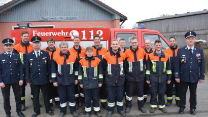 Bild: jr
Mit Erfolg absolvierten zwei Gruppen der Feuerwehr Großensterz die Leistungsabzeichen Wasser und Ü40. Im Bild die erfolgreichen Brandschützer mit den Kreisbrandmeistern Christian Sirtl, Günther Fachtan (vorne, von links) und Wolfgang Wedlich (rechts) sowie Kommandant Andreas Meierhöfer (Dritter von rechts).