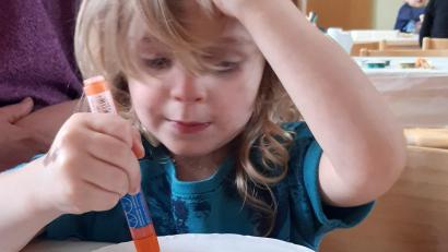 Bild: dob
Bunt und farbenfroh ging es bei den Kinderbibeltagen im Gemeindehaus zu. Die Teilnehmer hatten ihren Spaß und erfuhren viel zu ihrem Glauben.