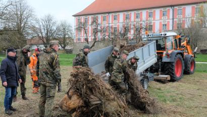 Bild: do
Angeliefert vom Gemeindebauhof und beobachtet von Bürgermeister Albert Nickl baute die 2. Batterie des Artilleriebataillons 131 aus Weiden unter anderem auf der künftigen Blühwiese vor der Klosterkulisse Wurzelstöcke ein