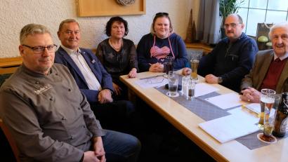 Bild: le
In ihrer Hand lag die Entscheidung über die Auslösung des SoVD-Ortsverbandes Floß mit sofortiger Wirkung. Von links: Gerhard Schaller, Fritz Sommer, Brigitte Beer, Alexandra Gailitzdörfer, Bernhard Höning und Fred Lehner.