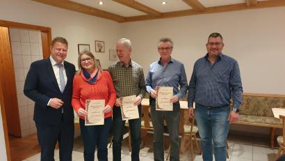 Bild: Siedlergemeinschaft Mitterteich/exb
Ehrungen standen bei der Siedlergemeinschaft Mitterteich an. Im Bild (von rechts) Vorsitzender Matthias Kraft, Peter Röder, Detlef Meyer, Sieglinde Lang und Bürgermeister Stefan Grillmeier.