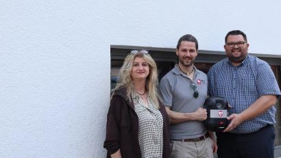 Bild: mrr
Riedens Tagespflege-Chef Johannes Sellmeyer (Mitte) darf sich über die Spenden der Firma Hollweck Plan-und-Bau-GmbH und der Raiffeisenbank Unteres Vilstal zur Defibrillator-Anschaffung freuen. Bei der Übergabe waren Claudia Hollweck und Raiba-Geschäftstellenleiter Stefan Meinhold (rechts) dabei.