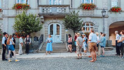 Archivbild: sfo
Friederike Schwägerl (Mitte) ist eine von insgesamt neun neuen Gästeführer der Stadt Bärnau. Bei der allerersten Führung durch die Altstadt waren einige Stadträte, Wandergesellen und Besucher aus dem Landkreis dabei.