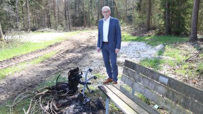 Bild: mrr
Bürgermeister Erwin Geitner macht sich ein Bild vom "Müll-Tatort". Südlich von Rieden auf dem Schweinberg direkt am Waldrand kam es zu diesem Vorfall, bei dem auch eine Ruhebank angekokelt wurde.