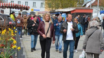 Bild: jr
Viele Besucher kamen am Sonntag zum Ostermarkt in Tirschenreuth. Rund 40 Fieranten zeigten ihre Angebote und Geschäfte hatten geöffnet.