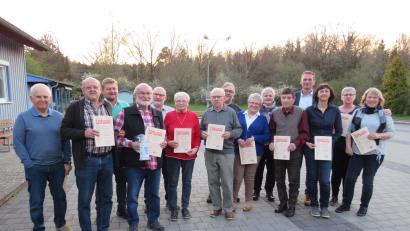 Bild: adj
Mit Urkunden wurden langjährige Mitglieder der BSG Beyer & Co ausgezeichnet. Werner Schumacher (Vierter von links) und Hans Pfeiffer (Siebter von links) können auf 60 Jahre Mitgliedschaft zurückschauen.