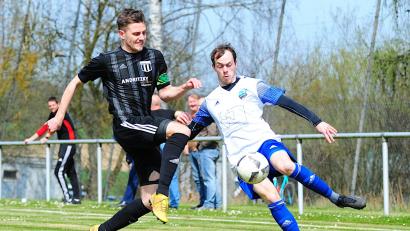 Bild: Thomas Schrems
Die abstiegsgefährdeten Sportfreunde Kondrau (rechts Martin Roßkopf) feierten im Derby gegen den TSV Konnersreuth (links Tobias Rosner) einen wichtigen 2:1-Erfolg.