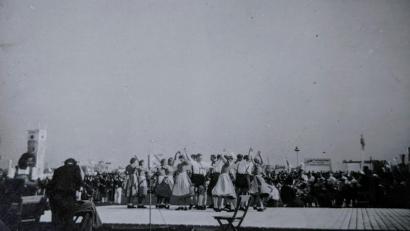 Archivbild: privat/Michaela Stauber/exb
Der Volkstanzauftritt der Landjugendgruppe Atzmannsricht beim Zentrallandwirtschaftsfest in München im Jahr 1949 ist der absulte Höhepunkt der Vereinsgeschichte.