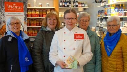 Bild: mma
Nur strahlende Gesichter gibt es in der Bäckerei Wiesnet (von links): Annemarie Sertl, Margarete Hirsch, Bäckerin Gabi Wiesnet, Klara Rauch und Helga Gebhard.
