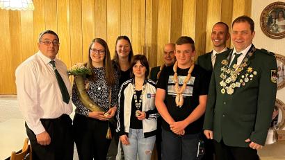 Bild: Schützenverein Tell/exb
Max Ernstberger (rechts) ist neuer König der Tell-Schützen in Hundsbach. Von links Schützenmeister Bernhard Ernstberger, Schützenliesl Stefanie Ernstberger, Vorgängerin Franziska Kraus, Jungschützenkönigin Sydney-Scarlette Kraus, Vorjahreskönig Bruno Rosner, Vorjahres-Jungkönig Valentin Trißl und Sportleiter Felix Wührl.