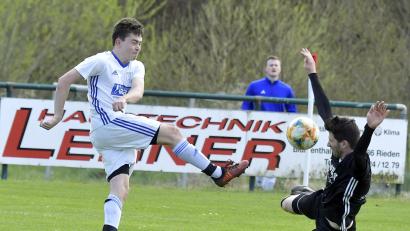 Bild: Hubert Ziegler
Die Szene, die zum Handelfmeter für den TuS Schnaittenbach führte: Andreas Richter (links) schoss Daniel Liebchen (rechts) vom SV Schmidmühlen an, der den Ball mit der Hand berührte.