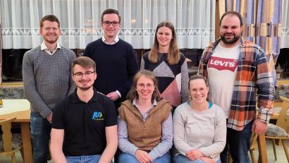 Bild: bsc
Glückwünsche für den neuen Vorstand der Jungen Union Friedenfels mit (vorne von links) Maximilian Heindl, Annamaria Härtl und Rosalie Härtl sowie (hinten von rechts) Johannes Härtl und Carolin Heindl gab es von (hinten von links) dem Stellvertretenden Kreisvorsitzenden der Jungen Union, Maximilian Kastner, und CSU-Ortsvorsitzendem Adrian Käß.