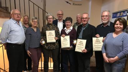 Bild: mma
Der Obst- und Gartenbauverein Hahnbach ehrt langjährige Mitglieder (von links): Vorsitzender Josef Moosburger, Schriftführerin Sabine Schulz, Schatzmeisterin Ursula Gradl, Marianne Stich (30 Jahre Mitglied), Bürgermeister Bernhard Lindner, Erika Heindl (30 Jahre) Franz Erras (HKA), Norbert Bösl (40 Jahre), Georg Schäffer (30 Jahre) und Zweite Vorsitzende Christine Demleitner.