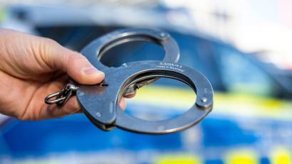 Symbolbild: David Inderlied / dpa
Per Haftbefehl wurde ein 28-Jähriger gesucht. Am Dienstag blockierte er einen Parkplatz der Bundespolizei in Weiden und flog so auf.