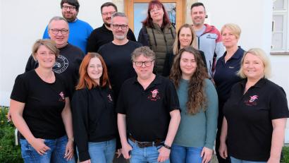 Bild: do
Mit einem Beirat erweiterte die Faschingsgesellschaft Eschenbach in der Jahreshauptversammlung ihr Vorstandsteam. Neu ist auch Schriftführerin Susann Schramm. Unser Bild zeigt das neu gebildete Führungsteam mit Ehrengast Pfarrer Johannes Bosco.