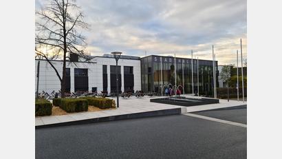 Bild: sne
Der größte Posten der vergangenen Jahre war die Sanierung der Stadthalle mit elf Millionen Euro auf mehrere Jahre verteilt. Für die Gastronomie steht die Außenbestuhlung schon bereit.