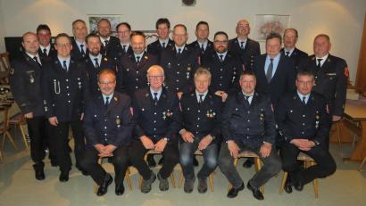 Bild: adj
Die mit dem staatlichen Ehrenzeichen ausgezeichneten Aktiven der Feuerwehren Kirchendemenreuth und Klobenreuth mit den Gratulanten.
