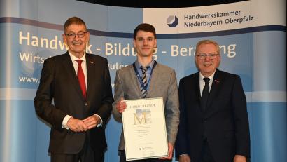 Bild: Fotostudio Kraus/exb
Fabian Walter (Mitte), Elektrotechnikermeister aus Neustadt/WN, mit HWK-Präsident Dr. Georg Haber (links) und HWK-Hauptgeschäftsführer Jürgen Kilger (rechts).