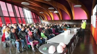 Bild: Stefan Karl/exb
Rund 120 Besucher lauschten den Informationen von Verbandsdirektor Thomas Knoll bei der Kraftwerkstour..
