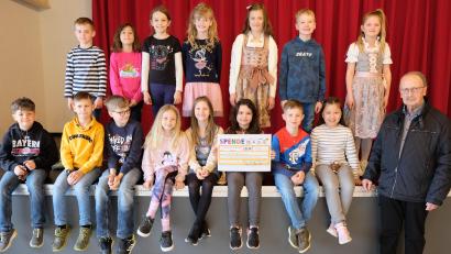 Bild: do
Anstelle von Kommuniongeschenken den Verein für Kinderkrebshilfe unterstützen: Eine bemerkenswerte Geste der Speinsharter Kommunionkinder, die an stellvertretenen Vorsitzenden Andreas Steinl 990 Euro Spende überreichten.