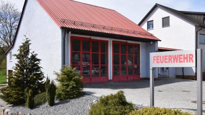 Bild: bö
Die Sanierung und der Neubau des Feuerwehrgerätehauses in Schmidmühlen werden auf die Jahre nach 2027 verschoben.