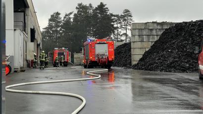 Bild: kle
Nach rund zehn Minuten können die Feuerwehrleute den Brand löschen. Die Baumaschine fing laut Aussage der Polizei durch einen "kleinen Unfall" Feuer.