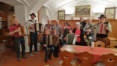Bild: Regina Zeitler/exb
Elf Musikantinnen und Musikanten gestalteten den vierten Abend der Harmonika- und Akkordeonfreunde in Waldsassen im Gasthof Prinzregent-Luitpold.