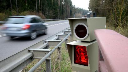 Archivbild: Petra Hartl
Auf der A93 bei Mitterteich und bei Pressath auf der Kreisstraße NEW5 waren im März zwei Raser bei Geschwindigkeitskontrollen der Verkehrspolizei Weiden besonders negativ aufgefallen.