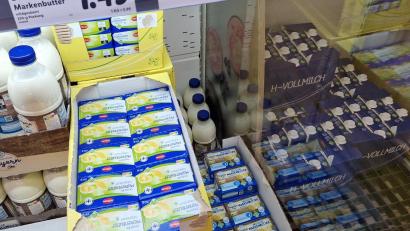 Bild: Thomas Dobler
Butter und Milch aus Schwarzenfeld (unser Bild) sind unter verschiedenen Namen im Verkauf. Die Preise dafür haben sich auf knapp 1,50 bis 1,80 Euro eingependelt. Andere Molkereien verlangen deutlich mehr.