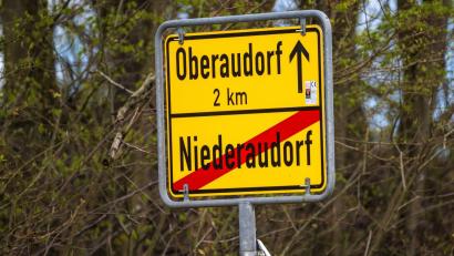 Symbolbild: Peter Kneffel/dpa
Das Ortsschild der Gemeinde Oberaudorf steht am Straßenrand.
